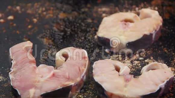 厨师把鲟鱼牛排放在盘子里视频的预览图