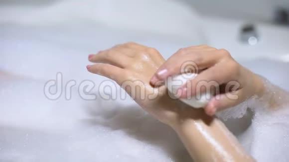 女性沐浴用泡沫泡洗手用肥皂护肤特写视频的预览图