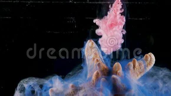 海星和不同颜色在水下的混合彩色墨水掉进了水族馆视频的预览图