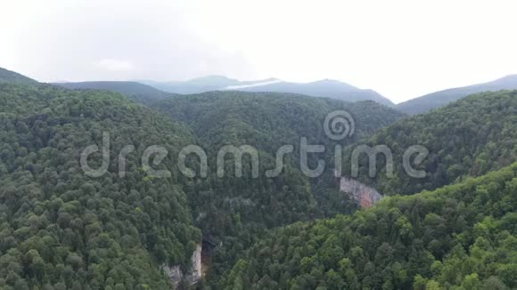 从直升机到山顶的景色梅兹梅村俄罗斯视频的预览图