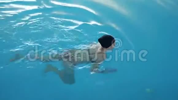 女人在游泳池里自由泳屏住呼吸视频的预览图