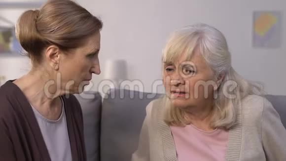 老年妇女对患有听力障碍耳聋的朋友大声喊叫视频的预览图
