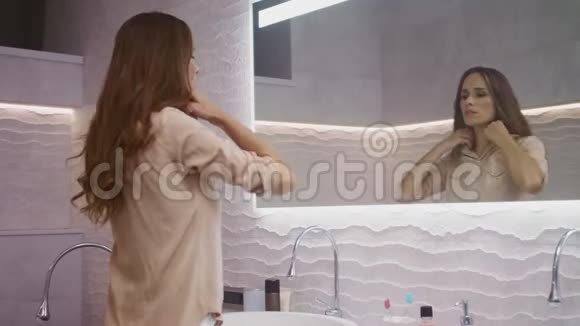 女商人在浴室里穿衬衫穿着睡衣的隆海夫人关门了视频的预览图