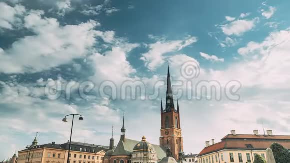 瑞典斯德哥尔摩甘拉斯坦是著名的热门地方和目的地风景阳光明媚的夏日里达尔霍尔姆教堂视频的预览图