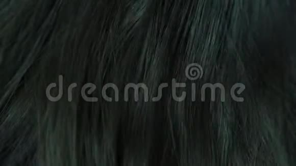 长长的深色女人头发在后脑勺上移动宏观慢动作视频的预览图