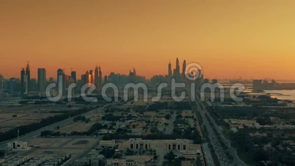 阿联酋日落时迪拜朱美拉海岸住宅区的空中拍摄视频的预览图