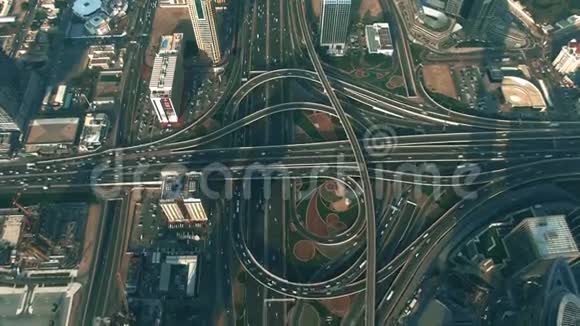 一个主要城市公路立交桥的空中俯视图阿联酋迪拜视频的预览图