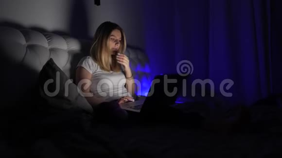 电脑前的累女孩视频的预览图