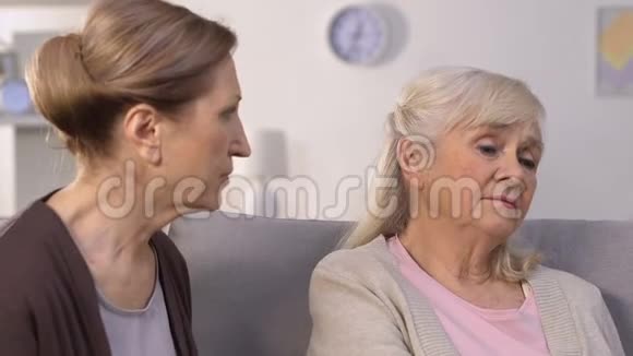 老妇人在遇到麻烦关系问题离婚时安抚朋友视频的预览图