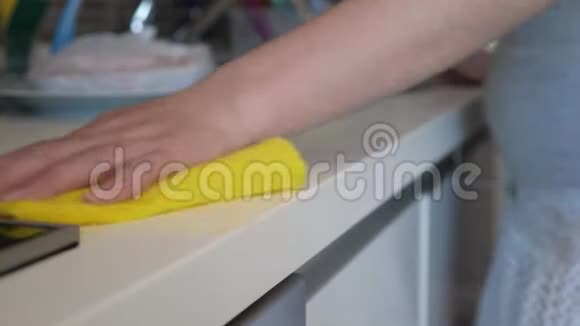 女士擦拭厨房台面使用黄色抹布手特写视频的预览图