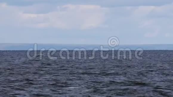 水库河流海洋和地平线上的海岸水面上的小波纹和波浪视频的预览图