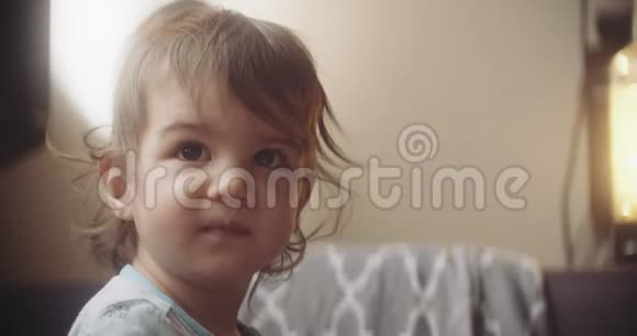 穆迪和电影拍摄的女婴在家沙发上视频的预览图