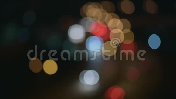 夜间城市街灯背景离焦汽车灯抽象色彩视频的预览图
