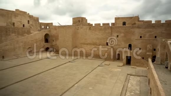 突尼斯莫纳斯蒂尔的古里巴特要塞全景旧的黄砖从右到左的视图视频的预览图