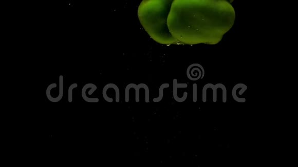 一个绿色的狗狗躺在透明的水中黑色的背景视频的预览图