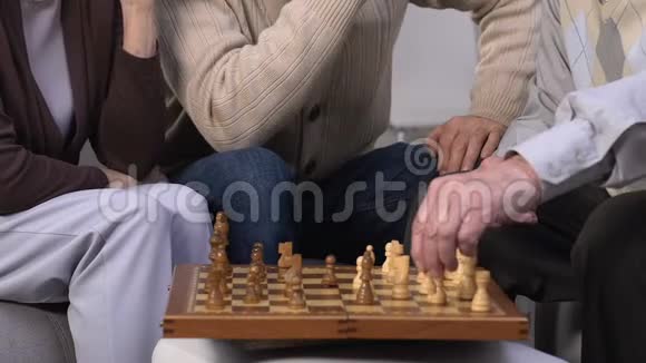 老年人在养老院下棋一起享受闲暇时光视频的预览图