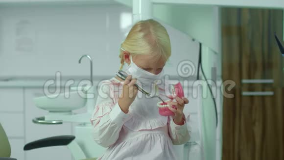女孩手里拿着钳子和医用颚骨视频的预览图