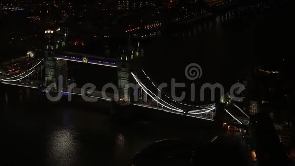 伦敦泰晤士河上塔桥的空中夜景视频的预览图