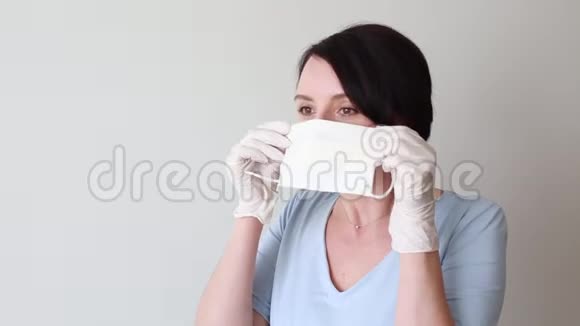 年轻女护士戴上口罩复制空间视频的预览图