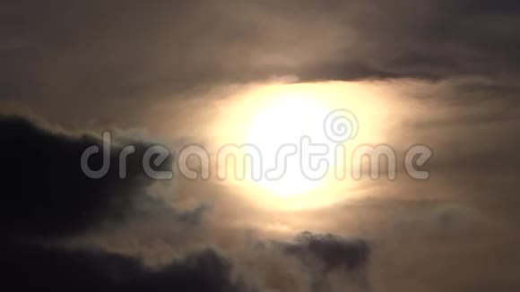 带着乌云的太阳光环视频的预览图