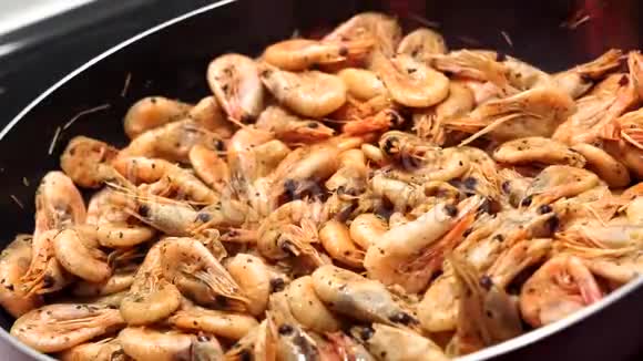 在锅里煮炸虾烤海食品生火做饭搅拌食物视频的预览图