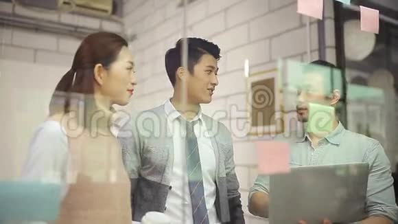 亚洲企业人士会议讨论办公室业务视频的预览图