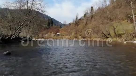 无人机沿河向喀尔巴阡山脉的村庄射击视频的预览图