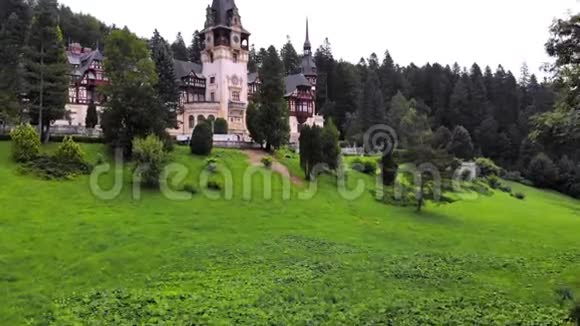 佩莱斯城堡罗马尼亚西尼亚城堡周围是美丽的喀尔巴阡山视频的预览图