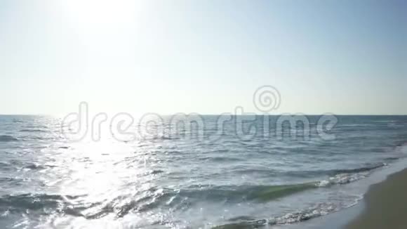 一对夫妇在水边的海滩上散步视频的预览图