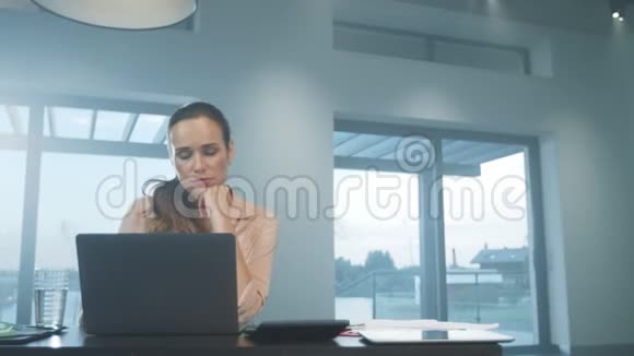 商业女性伸展手臂疲惫的女人在偏远的工作场所放松视频的预览图