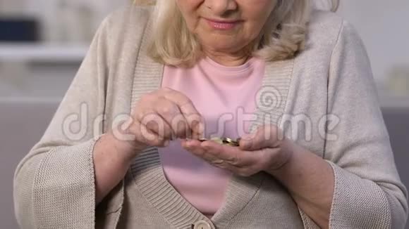 悲伤的老太太数着硬币最后的生活费退休的贫困视频的预览图