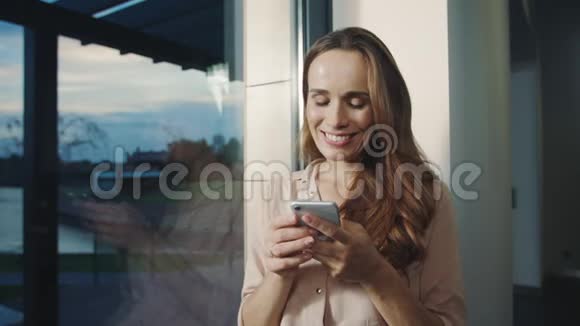 微笑的女人在手机上聊天快乐女人发送信息的肖像视频的预览图