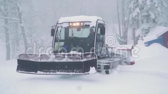 滑雪场娱乐活动滑雪场的雪修饰机雪洗衣机驱赶离开平坦的道路视频的预览图