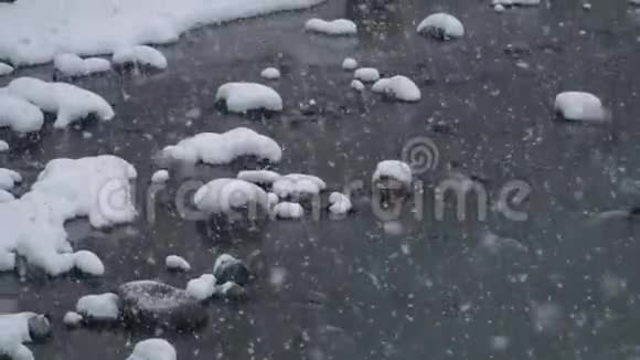 一场大雪背景是一条河雪落到山河太平洋西北林地视频的预览图