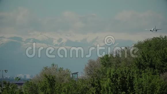 民用飞机接近降落在雪山上视频的预览图