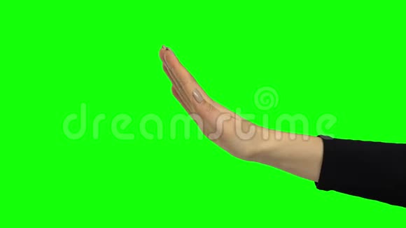 穿着黑色衬衫的手臂示意停止绿色屏幕关门视频的预览图