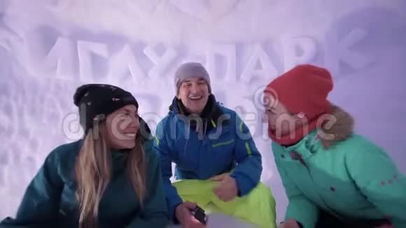 朋友们在滑雪场玩得很开心冰酒店冰酒店冰室内令人叹为观止冰制冷冻室视频的预览图