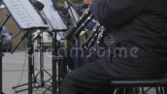 音乐乐队在户外双簧管演奏男音乐家在街头表演时用乐器演奏音乐室外视频的预览图