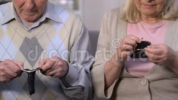 一对不幸的老夫妇掏空了钱包看着镜头不安全视频的预览图
