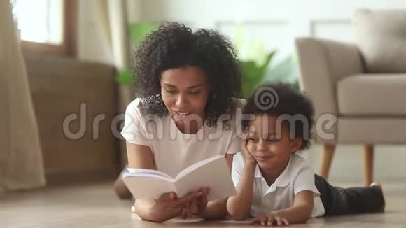 爱非洲妈妈读书给聪明可爱的儿子视频的预览图