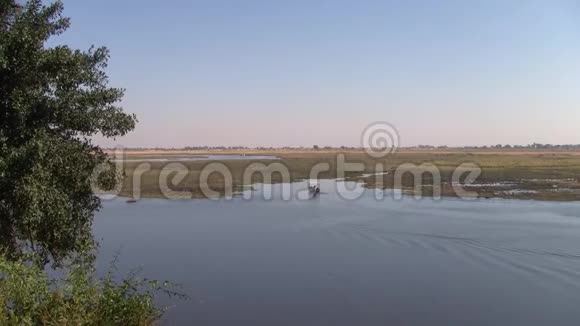 博茨瓦纳Chobe国家公园的观河船视频的预览图