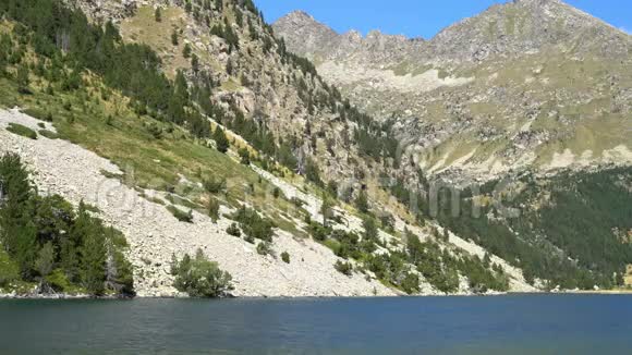 宽阔的河水清澈的水流在一座高山旁边国家公园视频的预览图