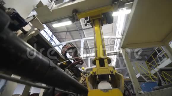 机器人铝挤压生产线工厂生产复杂的轻质挤压铝金属型材视频的预览图