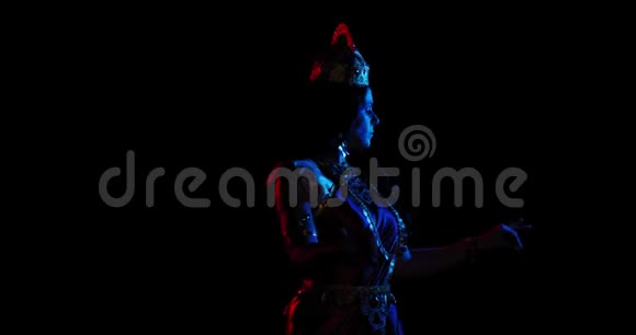 穿着印度民族服装戴着珠宝和头饰的女人正在跳舞4k视频的预览图