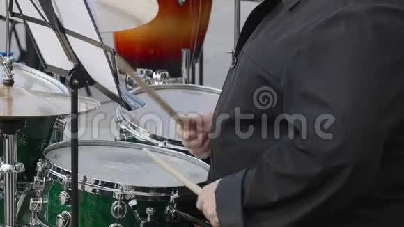 鼓手在户外鼓包上演奏音乐用鼓槌演奏鼓组和演奏板演奏鼓手视频的预览图