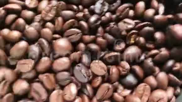 咖啡豆在缓慢的运动中摇摆视频的预览图