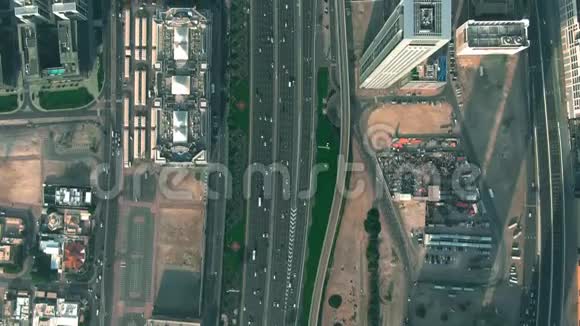 阿联酋迪拜市中心谢赫扎耶德路的高空向下拍摄视频的预览图