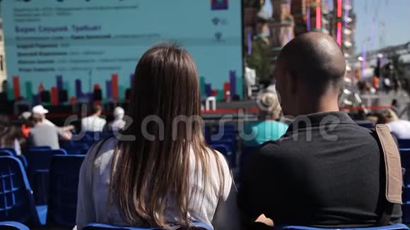 一男一女正在参加一个研讨会培训看着屏幕视频的预览图