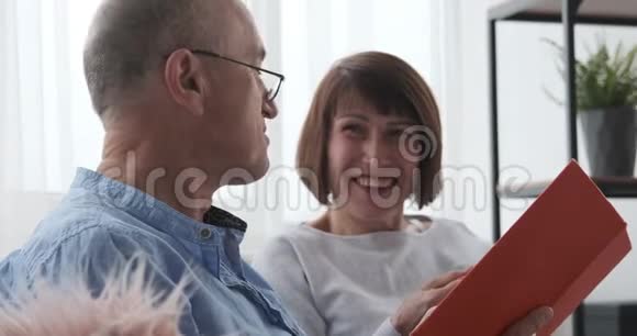 老两口在家看书时笑了视频的预览图