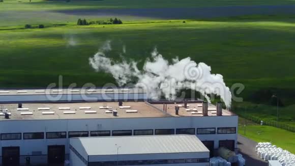 生产车间上方有蒸汽烟囱视频的预览图